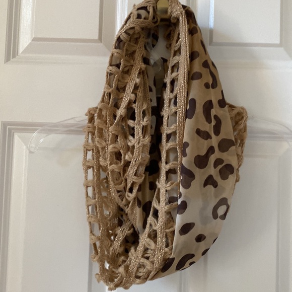 Women Animal Print Scarf with fringe - Picture 3 of 5